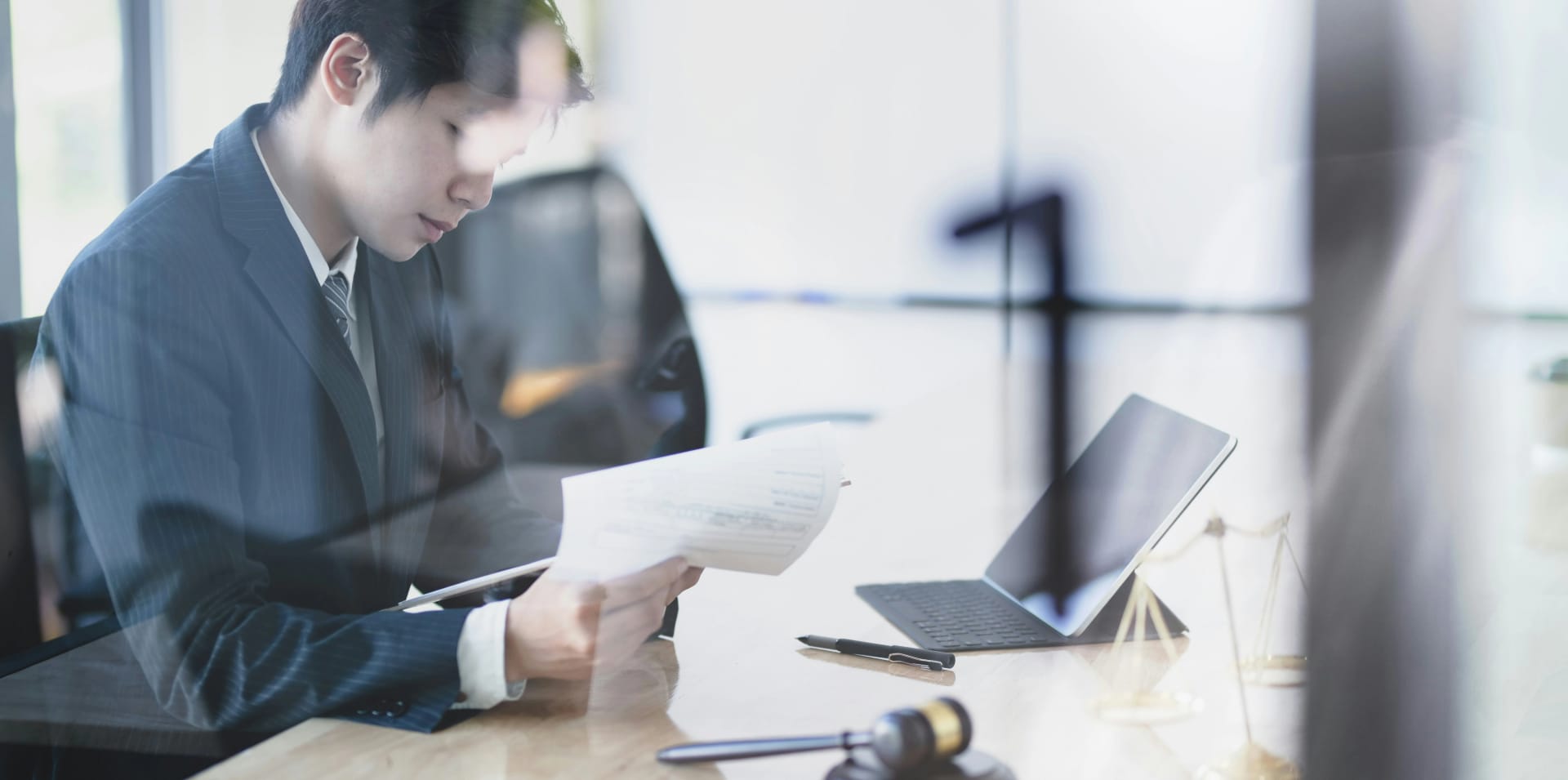 변호사가 노트북과 법률문서를 활용해 내용증명 양식, 고소장 양식, 사업계획서 양식 등 각종 민사소송 서류를 검토하며 리걸테크, 논문 요약 AI, 문서작성AI, inline AI 등 최신 인공지능 서비스를 활용하는 모습